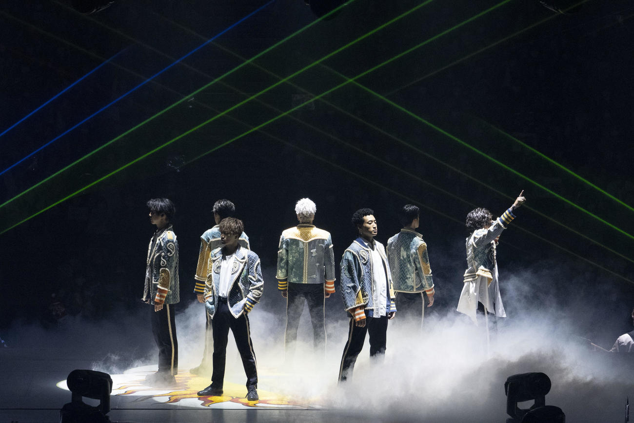 全国ツアー「WONDER SQUARE」の最終日公演を行ったGENERATIONS。右から時計回りに手を上げる数原龍友、関口メンディー、白濱亜嵐、片寄涼太、小森隼、中務裕太、佐野玲於