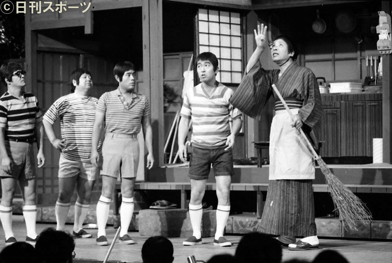 85年9月、「8時だョ！全員集合」サヨナラ生放送にのぞむザ・ドリフターズの、左から仲本工事さん、高木ブー、加藤茶、志村けんさん、いかりや長介さん