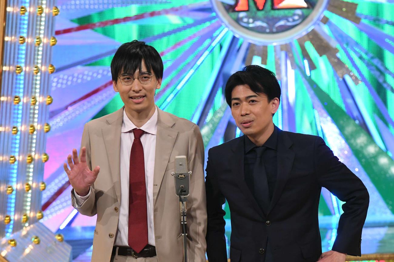 漫才日本一決定トーナメント「M－1グランプリ2022」の決勝で漫才をみせるカベポスター