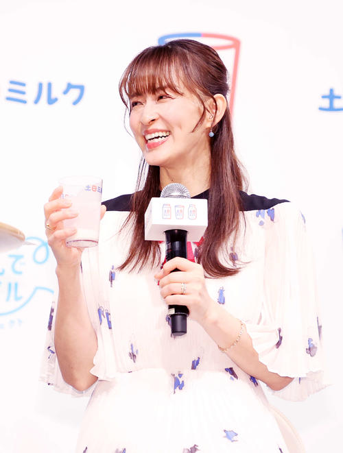 ヨーグルトミルクを試飲し笑顔を見せる田中理恵さん（撮影・鈴木正人）