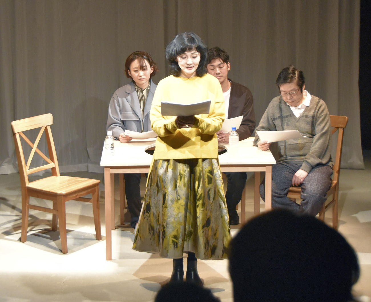 劇作家谷賢一氏の新作「家を壊す―他、短編―」の通し稽古をする南果歩さん（手前）ら。初日前夜の15日に中止となった
