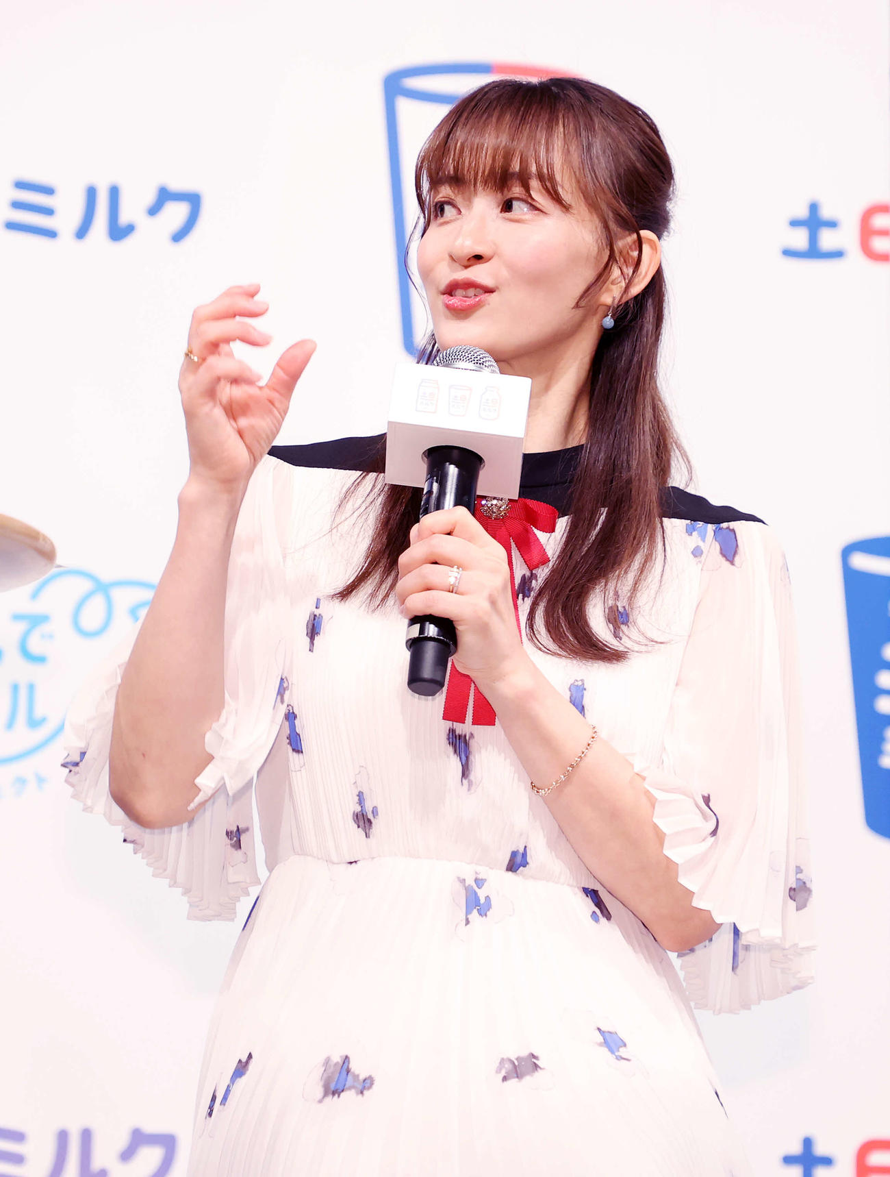 ヨーグルトミルクを試飲し感想を述べる田中理恵（撮影・鈴木正人）