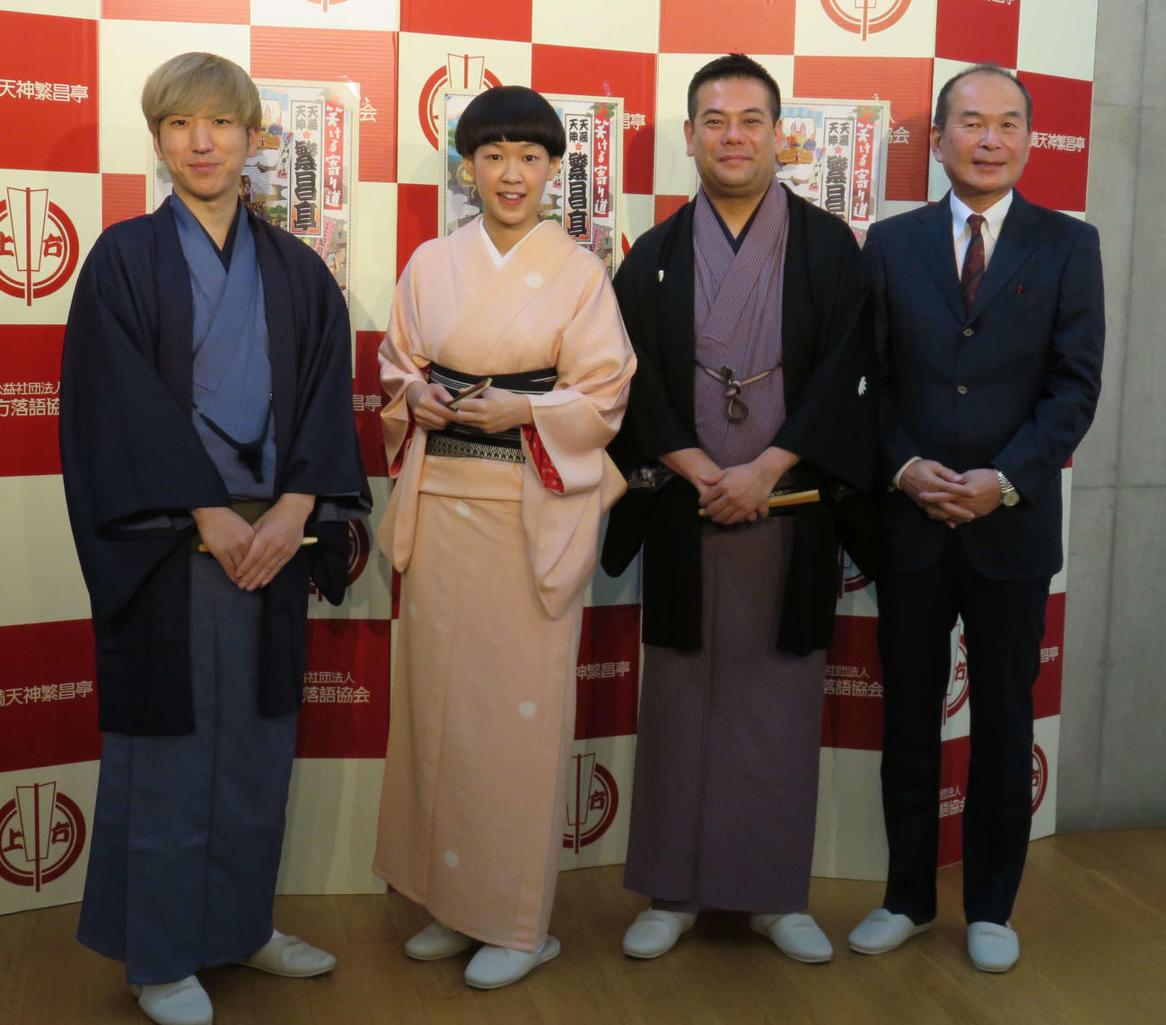 繁昌亭大賞を入門最速、女性で初めて受賞した桂二葉（左から2人目）と、（左から）桂三実、笑福亭鉄瓶（同3人目）、上方落語協会会長の笑福亭仁智（撮影・村上久美子）