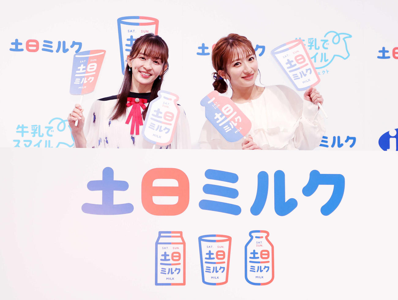 笑顔で写真に納まる田中理恵（左）と辻希美（撮影・鈴木正人）