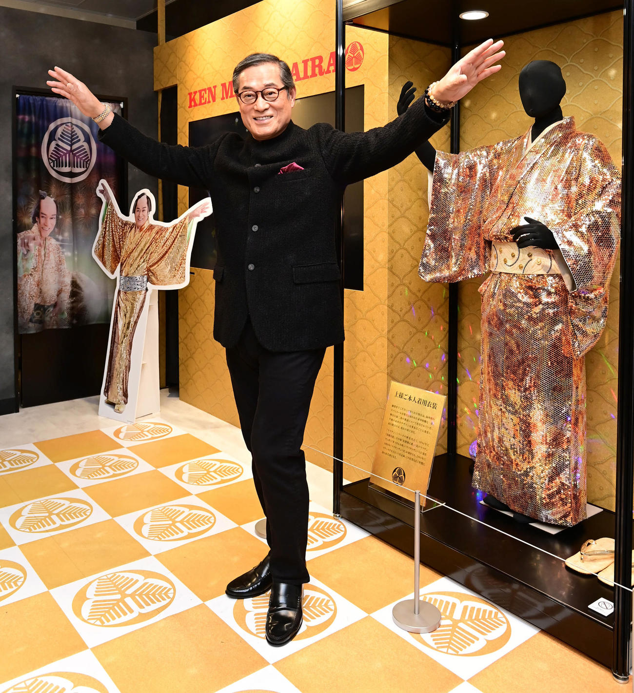 「マツケンサンバPOP UP SHOP」開催を記念し囲み取材でポーズを決める松平健（撮影・小沢裕）