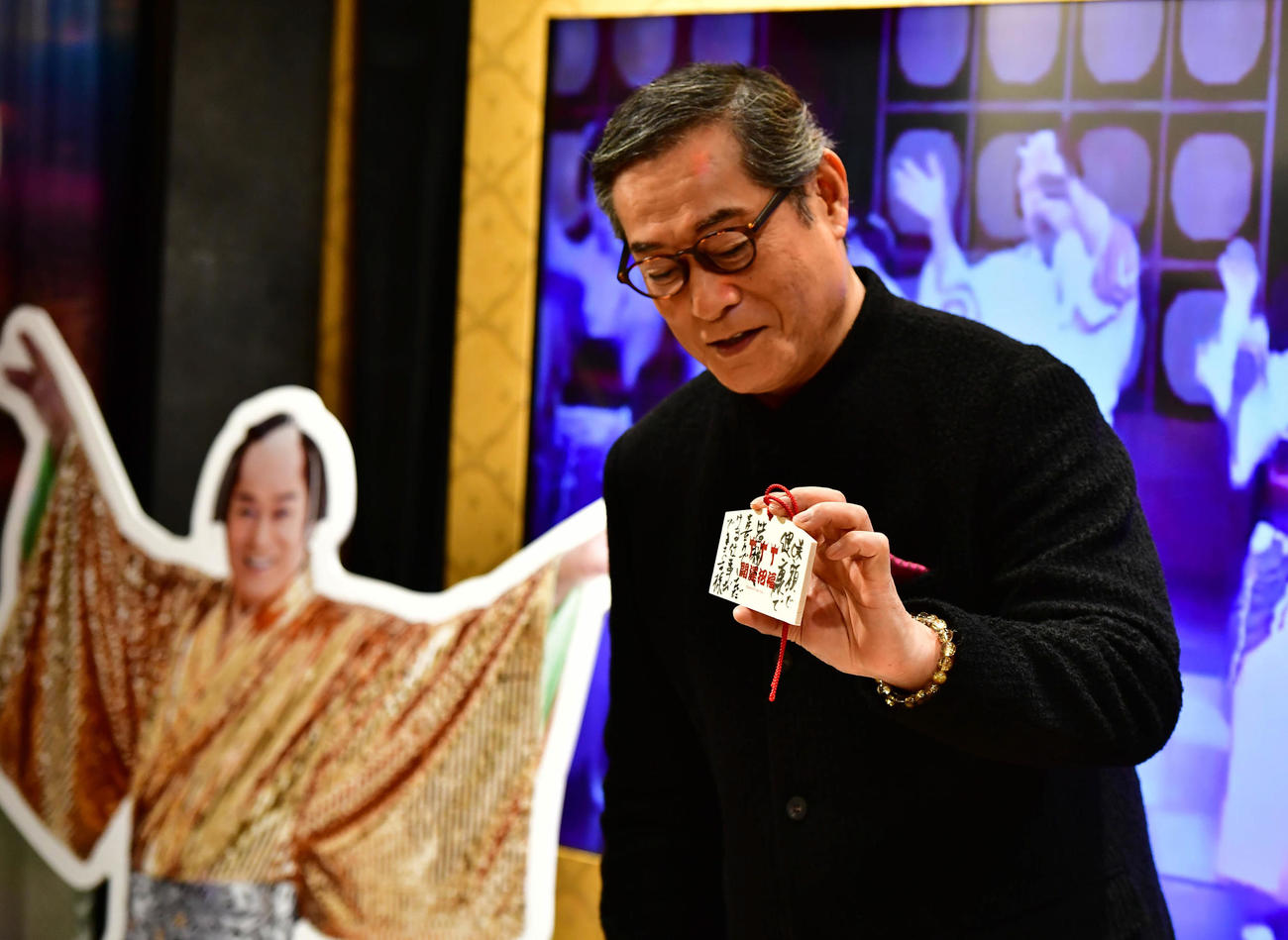 「マツケンサンバPOP UP SHOP」開催を記念し囲み取材で絵馬を披露する松平健（撮影・小沢裕）