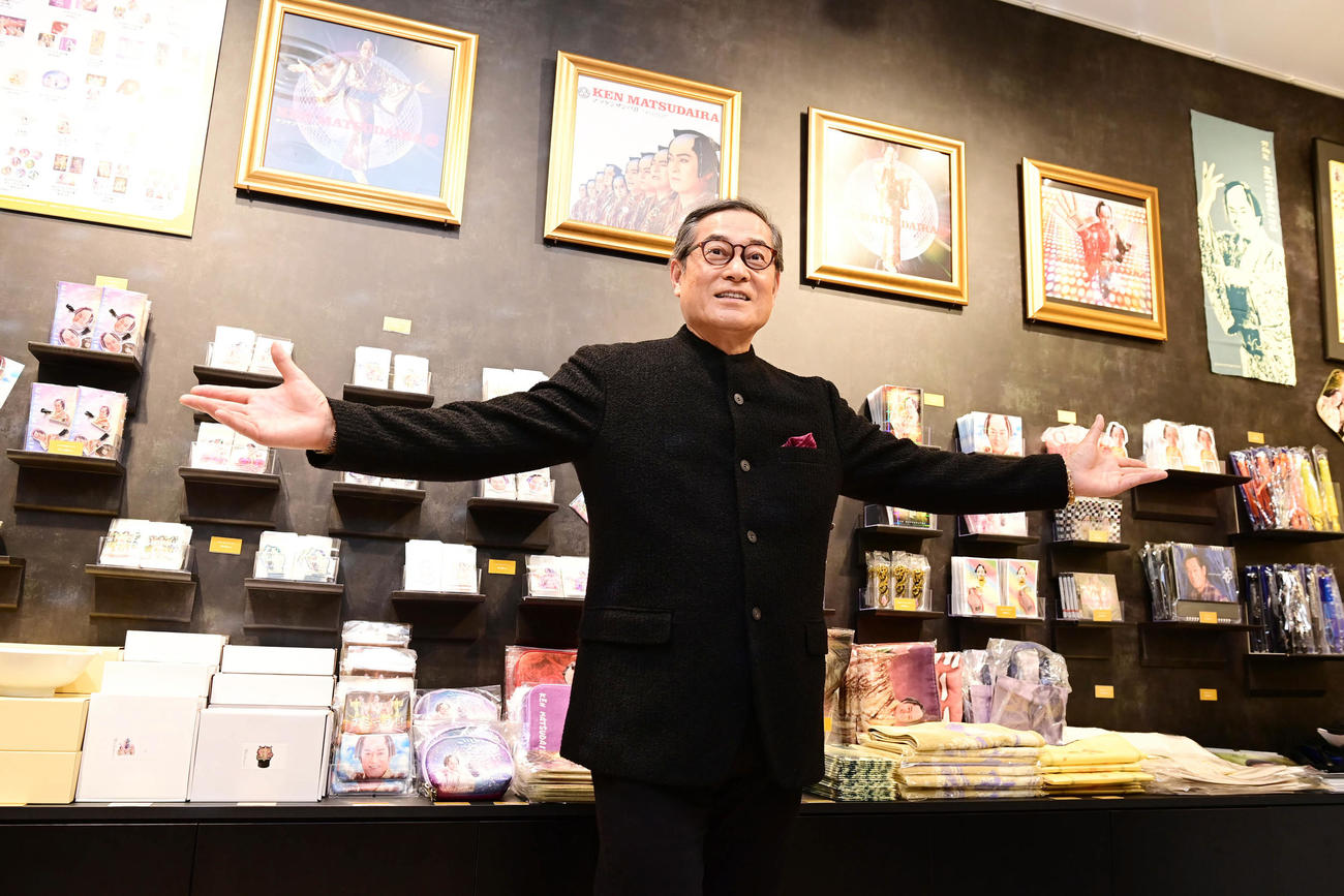 「マツケンサンバPOP　UP　SHOP」に並んだオリジナルグッズを披露する松平健（撮影・小沢裕）