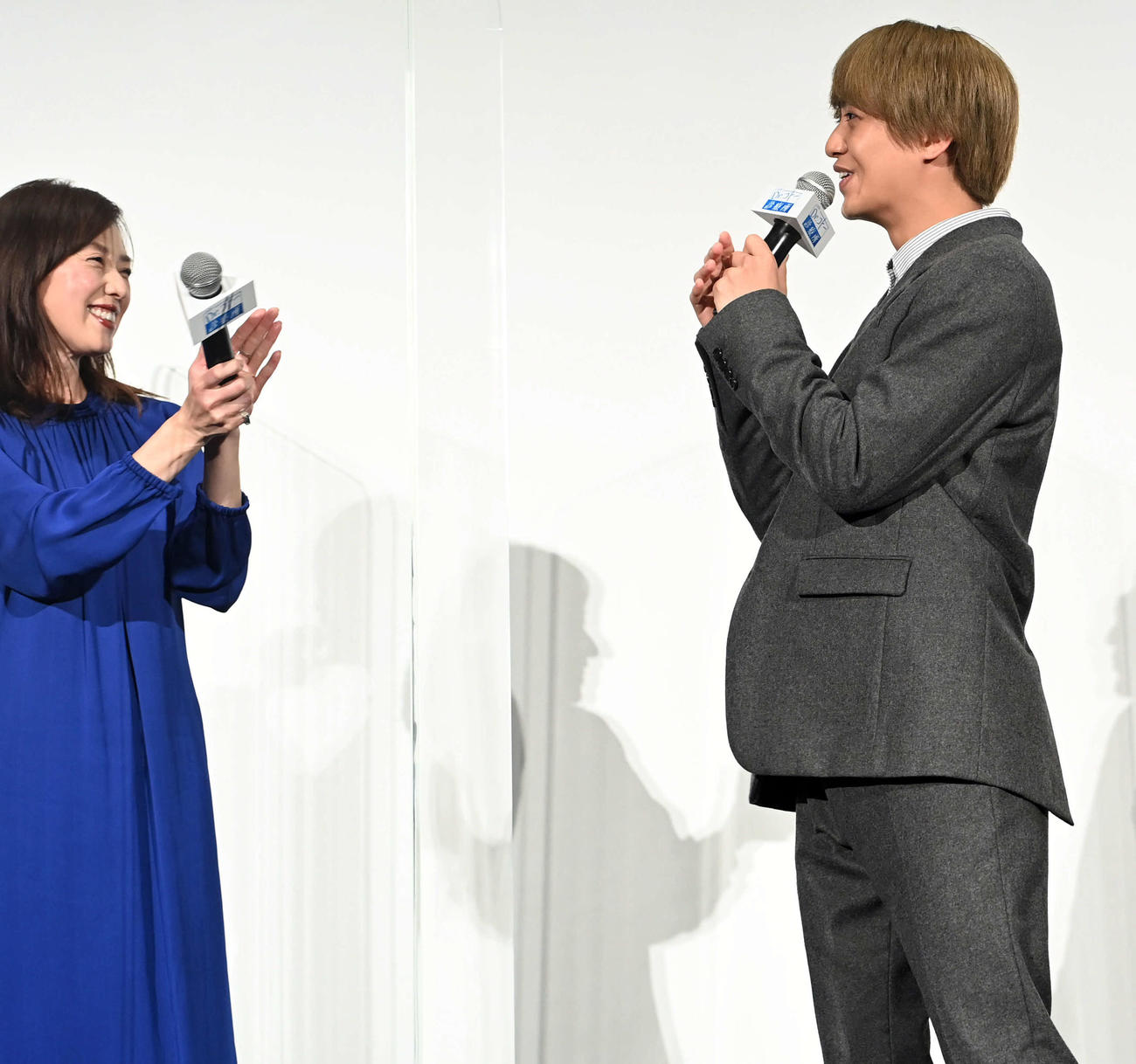 中江功監督から「ブラボー」を頂き笑顔を見せるKing　＆　Princeの高橋海人。左は大塚寧々（撮影・たえ見朱実）