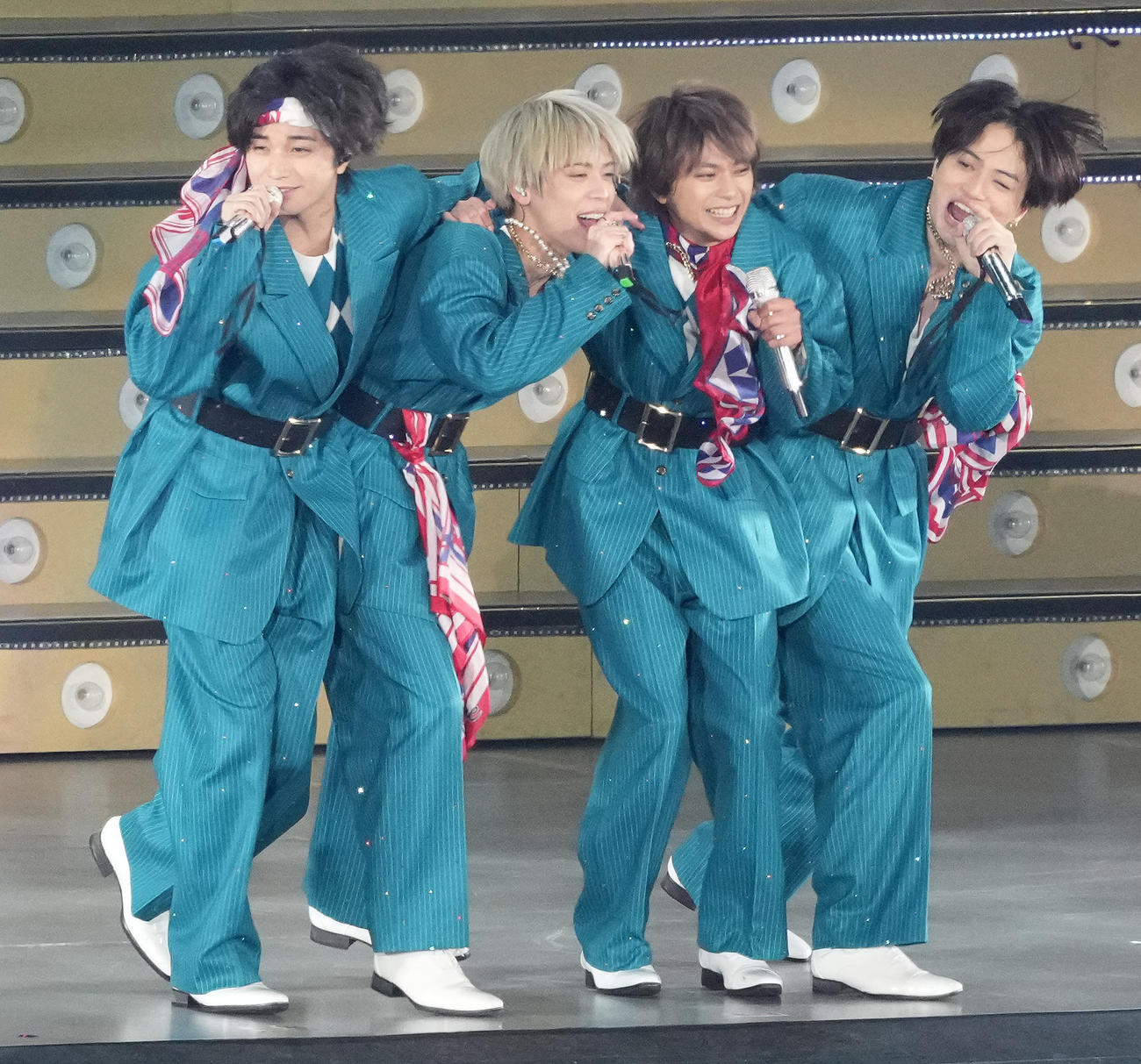 パフォーマンスするSexy Zone。左から中島健人、松島聡、佐藤勝利、菊池風磨（撮影・鈴木みどり）