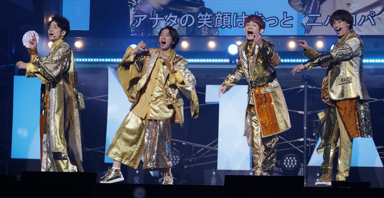 「ENTA！5 4U. Zepp in de SHOW」で熱唱するふぉ～ゆ～、左から福田悠太、辰巳雄大、松崎祐介、越岡裕貴（撮影・中島郁夫）