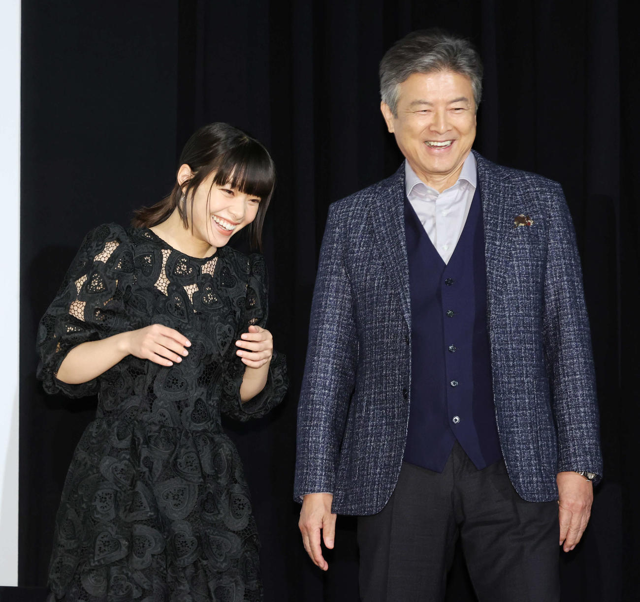 映画「ケイコ目を澄ませて」公開記念舞台あいさつで笑顔の岸井ゆきの（左）と三浦友和（撮影・宮地輝）