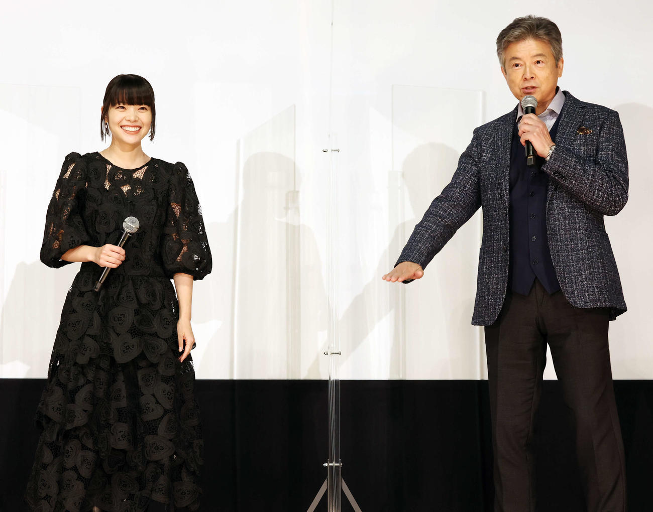 映画「ケイコ目を澄ませて」公開記念舞台あいさつで笑顔で話す岸井ゆきの（左）と三浦友和（撮影・宮地輝）