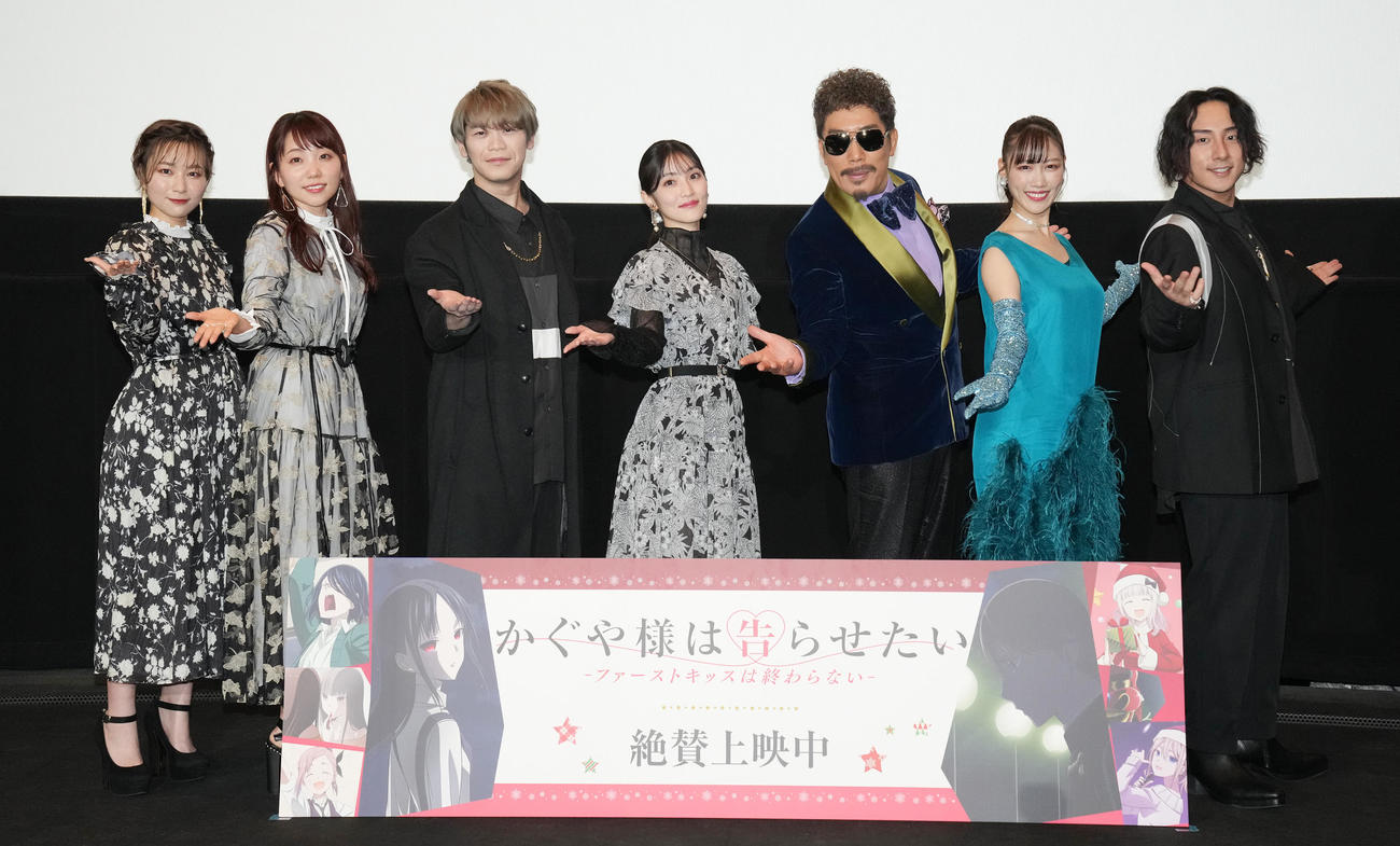 「かぐや様は告らせたい－ファーストキッスは終わらない－」初日舞台あいさつのフォトセッションでポーズを取る登壇者たち。左から富田美優、小原好美、古川慎、古賀葵、鈴木雅之、高城れに、鈴木崚汰（撮影・鈴木みどり）