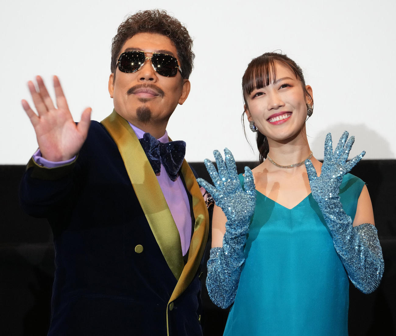 「かぐや様は告らせたい－ファーストキッスは終わらない－」初日舞台あいさつで手を振る鈴木雅之（左）と高城れに（撮影・鈴木みどり）