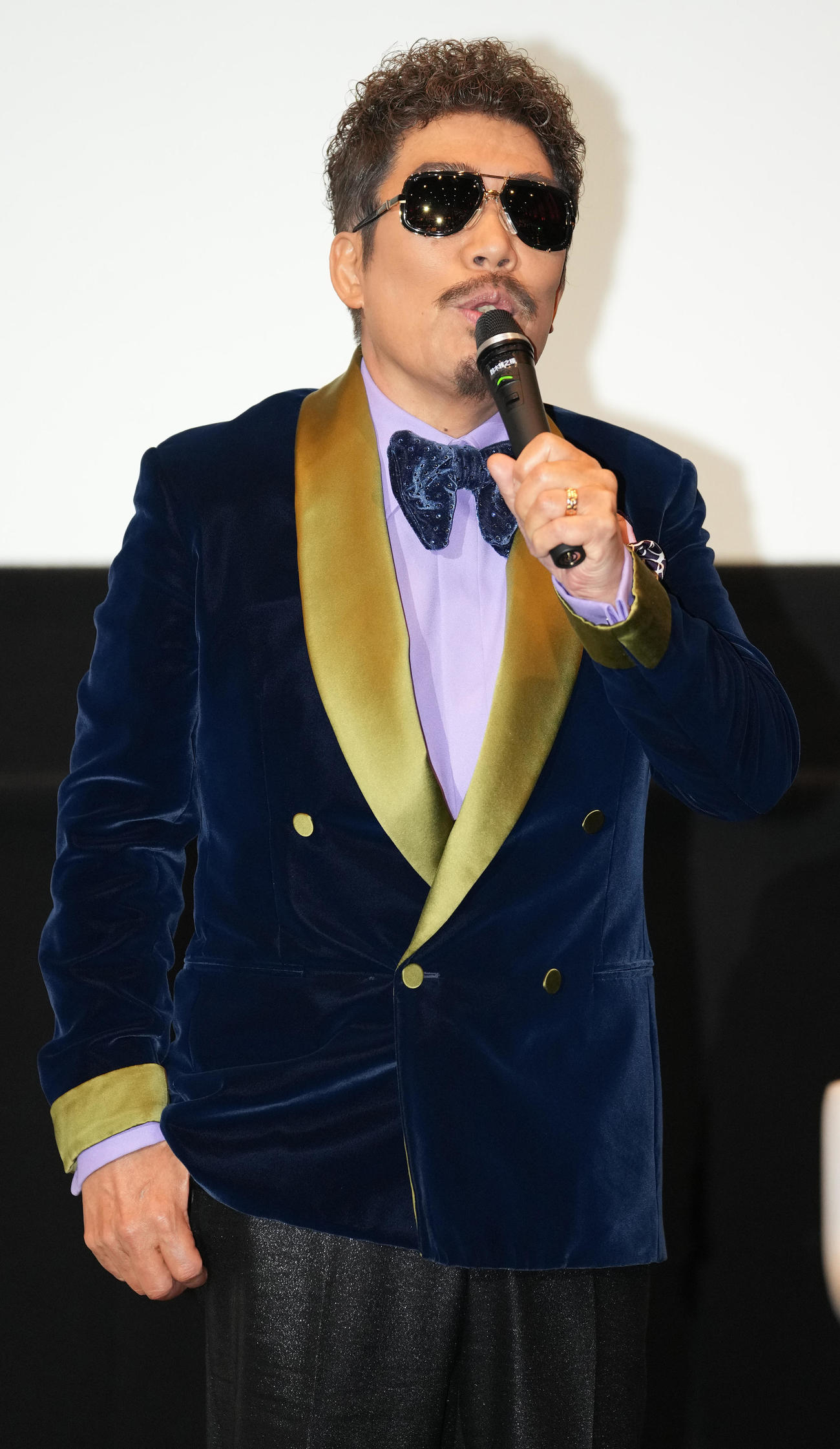 「かぐや様は告らせたい－ファーストキッスは終わらない－」初日舞台あいさつであいさつする鈴木雅之（撮影・鈴木みどり）