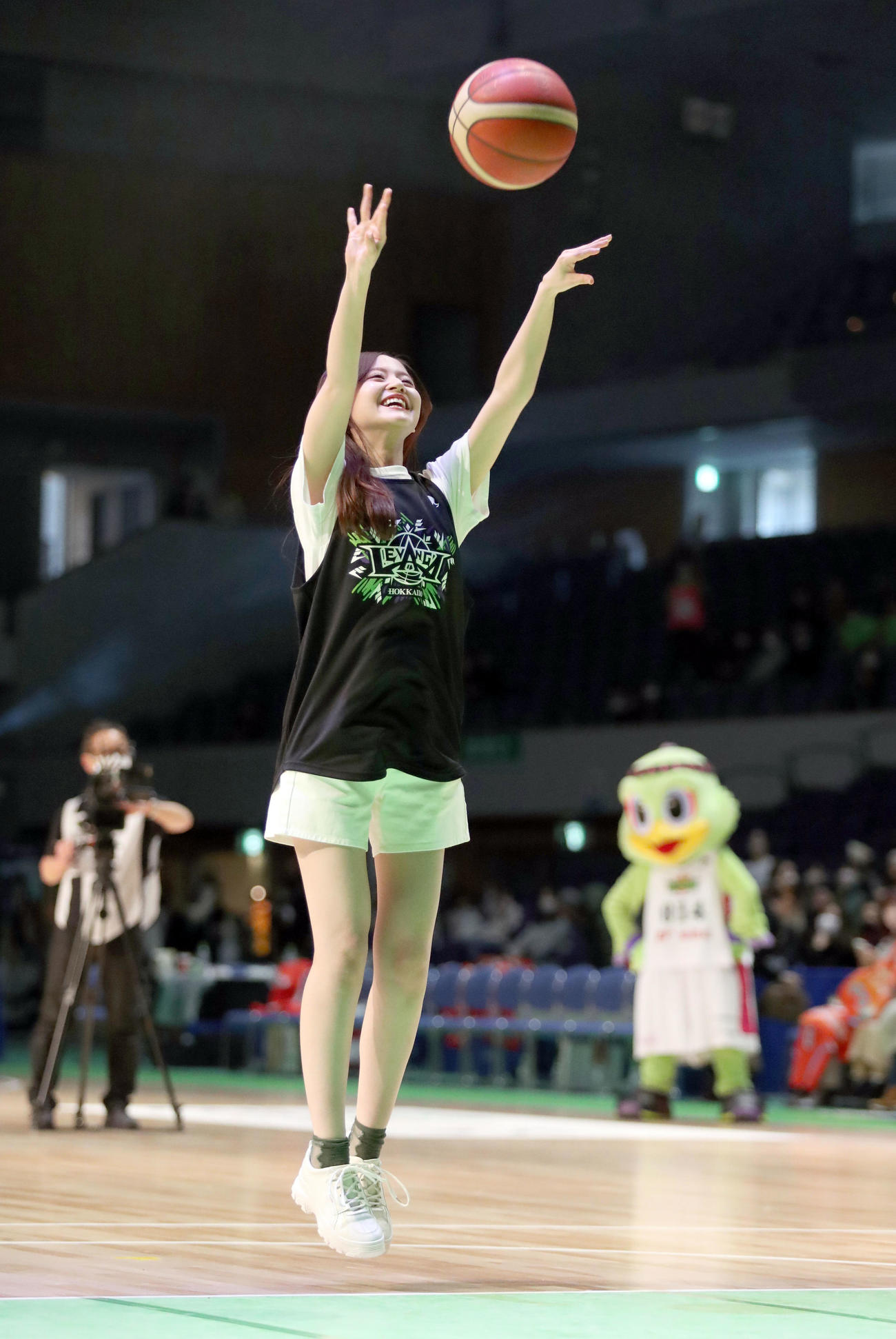 レバンガ北海道対広島　試合前、フリースローを決める乃木坂46の金川紗耶（撮影・佐藤翔太）
