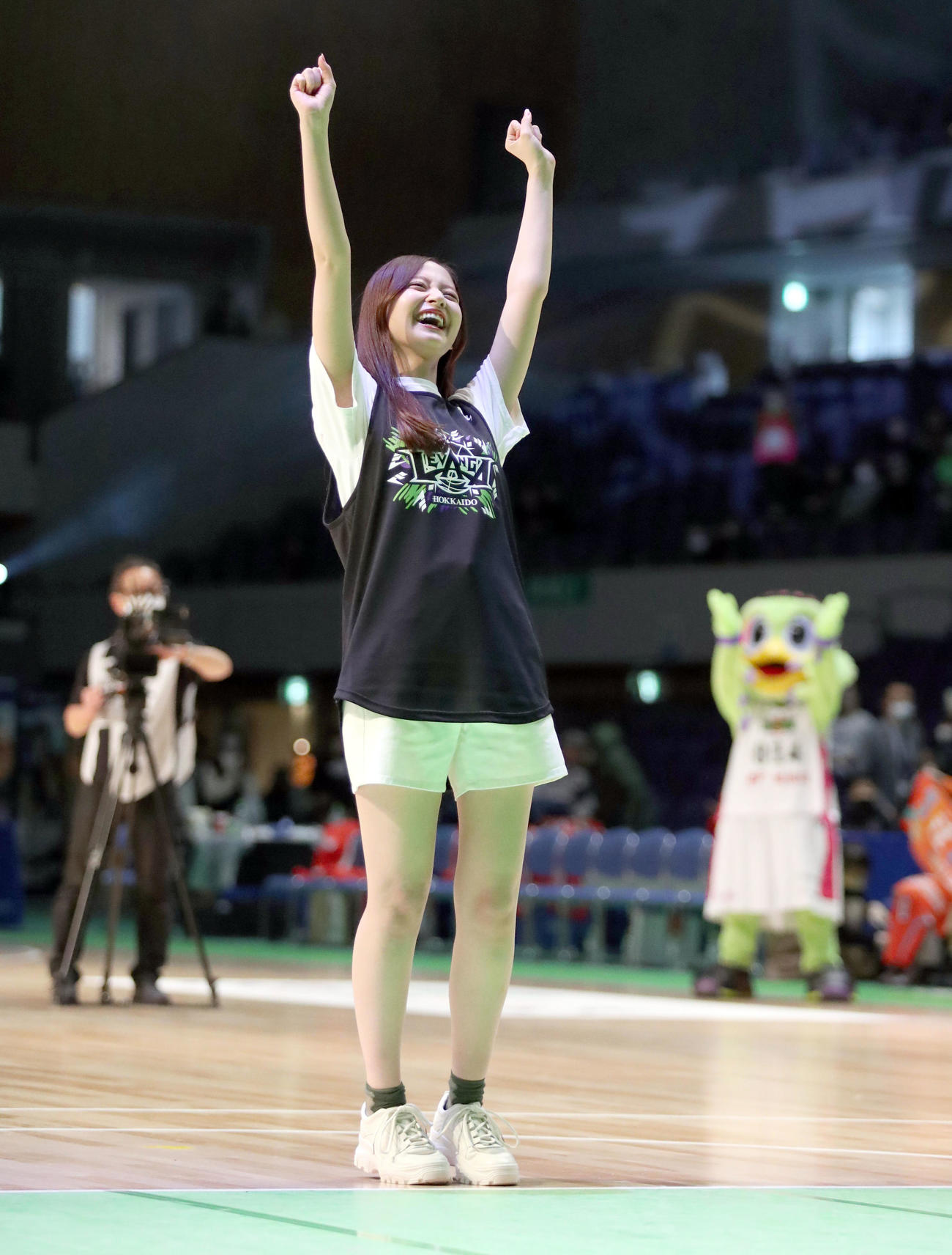レバンガ北海道対広島　試合前、フリースローを決めガッツポーズをする乃木坂46の金川紗耶（撮影・佐藤翔太）