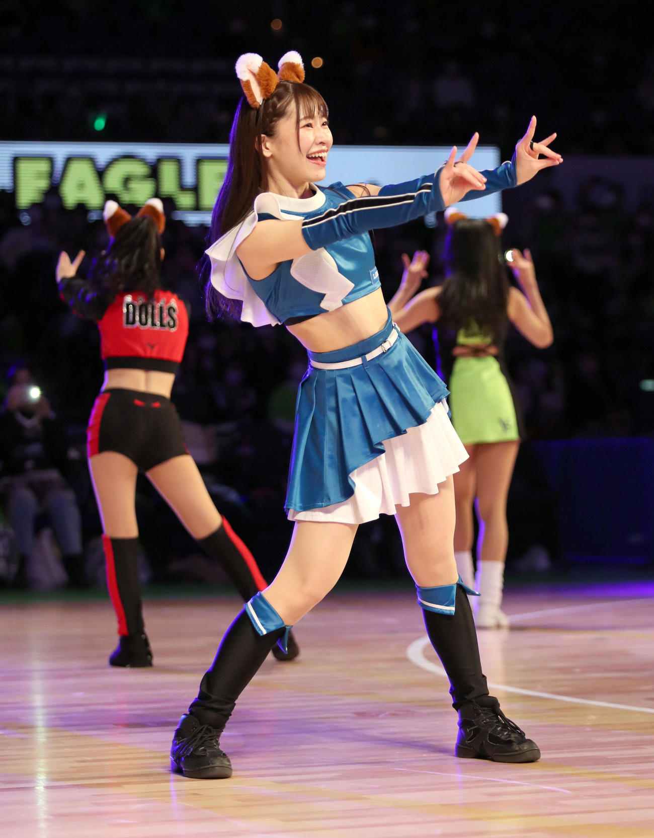 レバンガ北海道対広島　「きつねダンス」を披露するファイターズガールの浜野亜里紗さん（撮影・佐藤翔太）