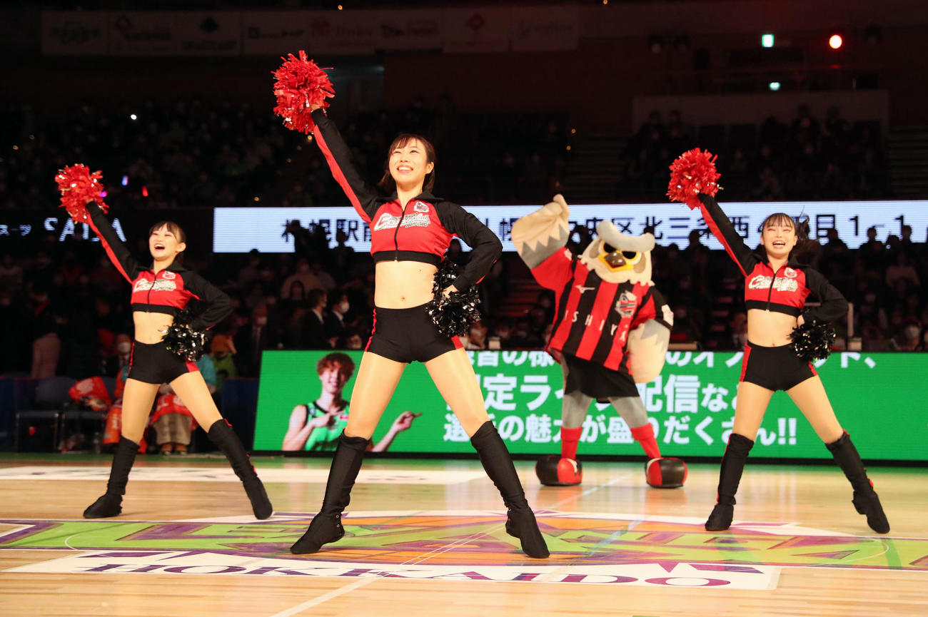 レバンガ北海道対広島　ダンスで会場を盛り上げるコンサドールズ（撮影・佐藤翔太）