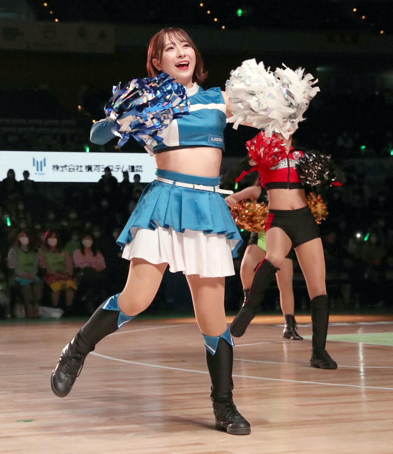 レバンガ北海道対広島　「きつねダンス」を披露するファイターズガールの吉田桃子さん（撮影・佐藤翔太）