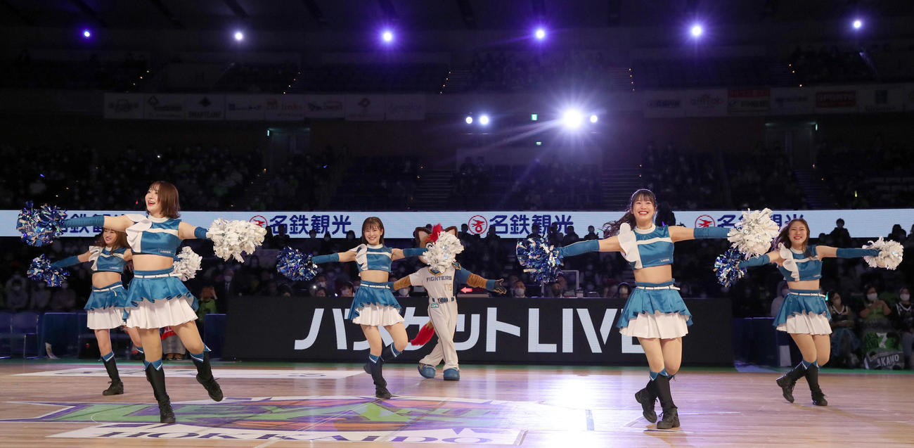 レバンガ北海道対広島　ダンスで会場を盛り上げるファイターズガール（撮影・佐藤翔太）