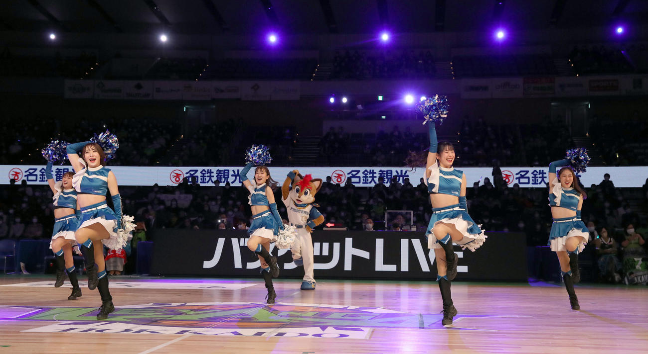 レバンガ北海道対広島　ダンスで会場を盛り上げるファイターズガール（撮影・佐藤翔太）