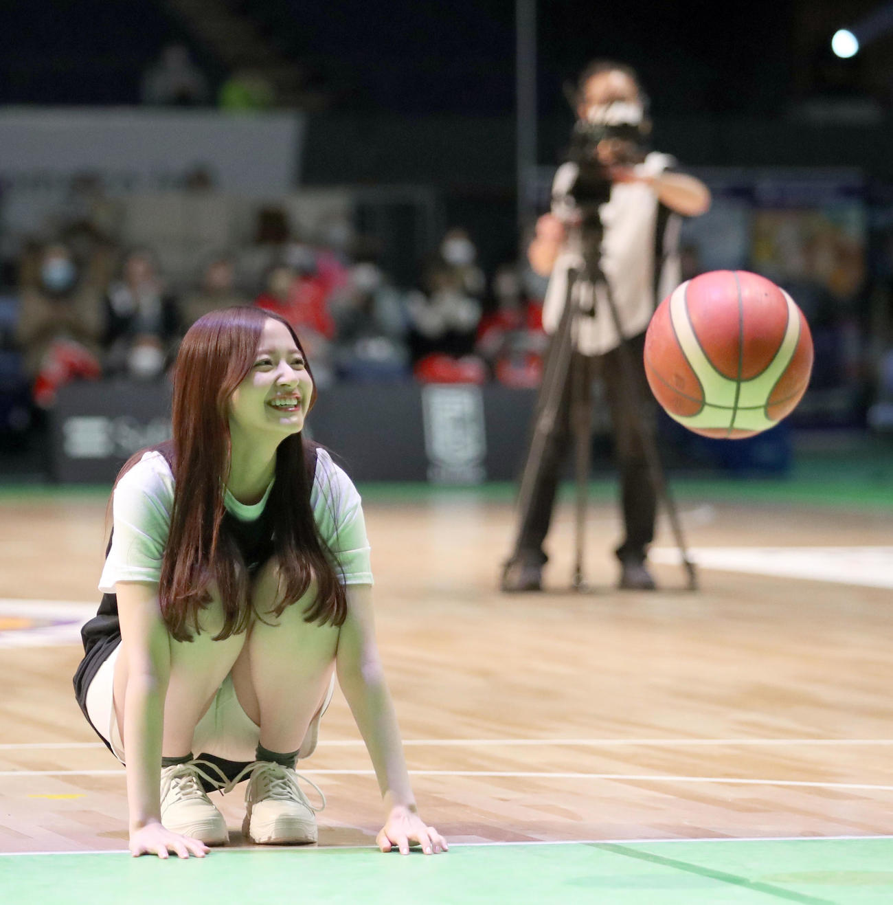 レバンガ北海道対広島　試合前、フリースローを外しがっかりする乃木坂46の金川紗耶（撮影・佐藤翔太）