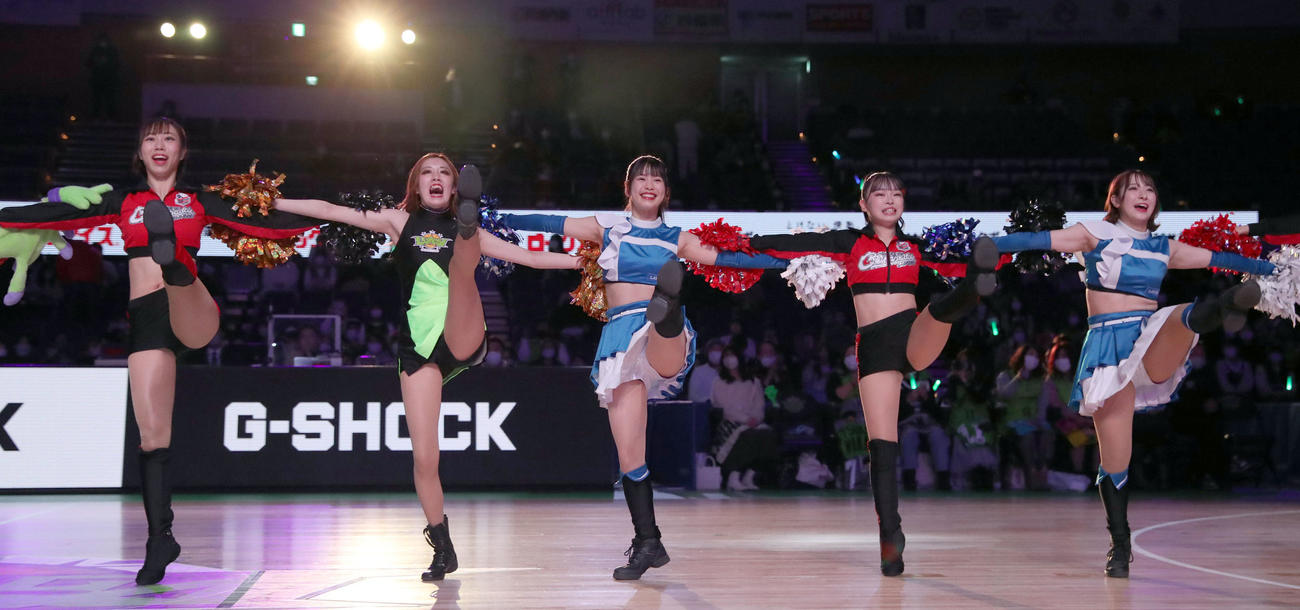 レバンガ北海道対広島　ダンスで会場を盛り上げるファイターズガールの滝谷美夢（中央）らチアたち（撮影・佐藤翔太）
