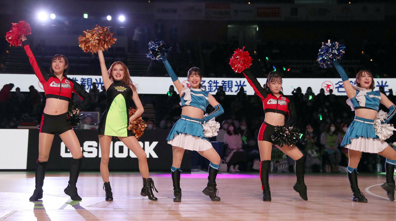 レバンガ北海道対広島　ダンスで会場を盛り上げるファイターズガールの滝谷美夢（中央）らチアたち（撮影・佐藤翔太）