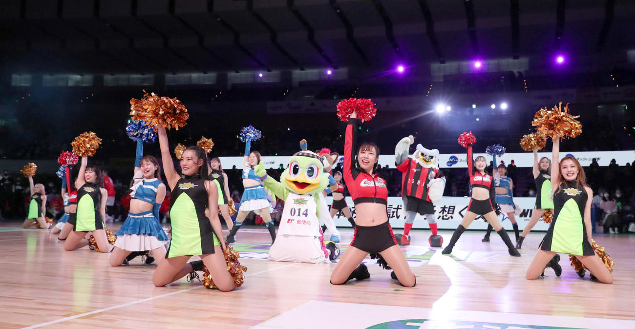 レバンガ北海道対広島　試合前、ダンスを披露する日本ハムのファイターズガール、コンサドーレ札幌のコンサドールズ、レバンガ北海道のパシスタスピリッツ（撮影・佐藤翔太）