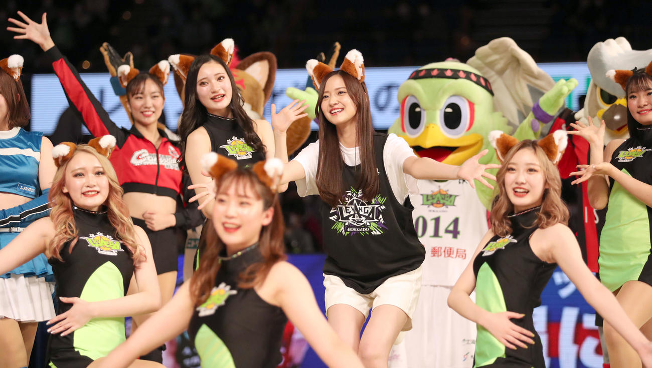 レバンガ北海道対広島　「きつねダンス」を披露しポーズを決める乃木坂46の金川紗耶（中央）（撮影・佐藤翔太）