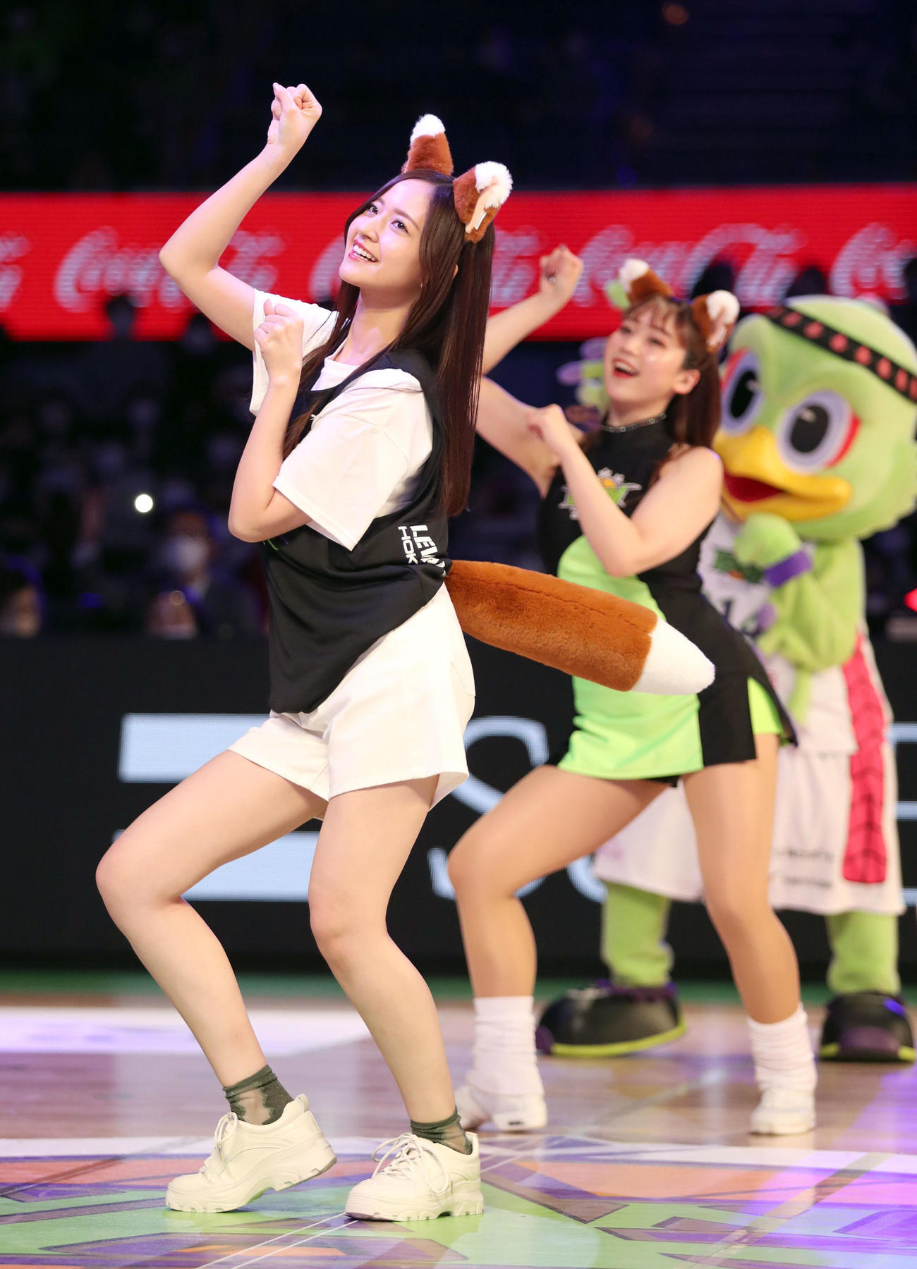 レバンガ北海道対広島　「きつねダンス」を披露する乃木坂46の金川紗耶（撮影・佐藤翔太）