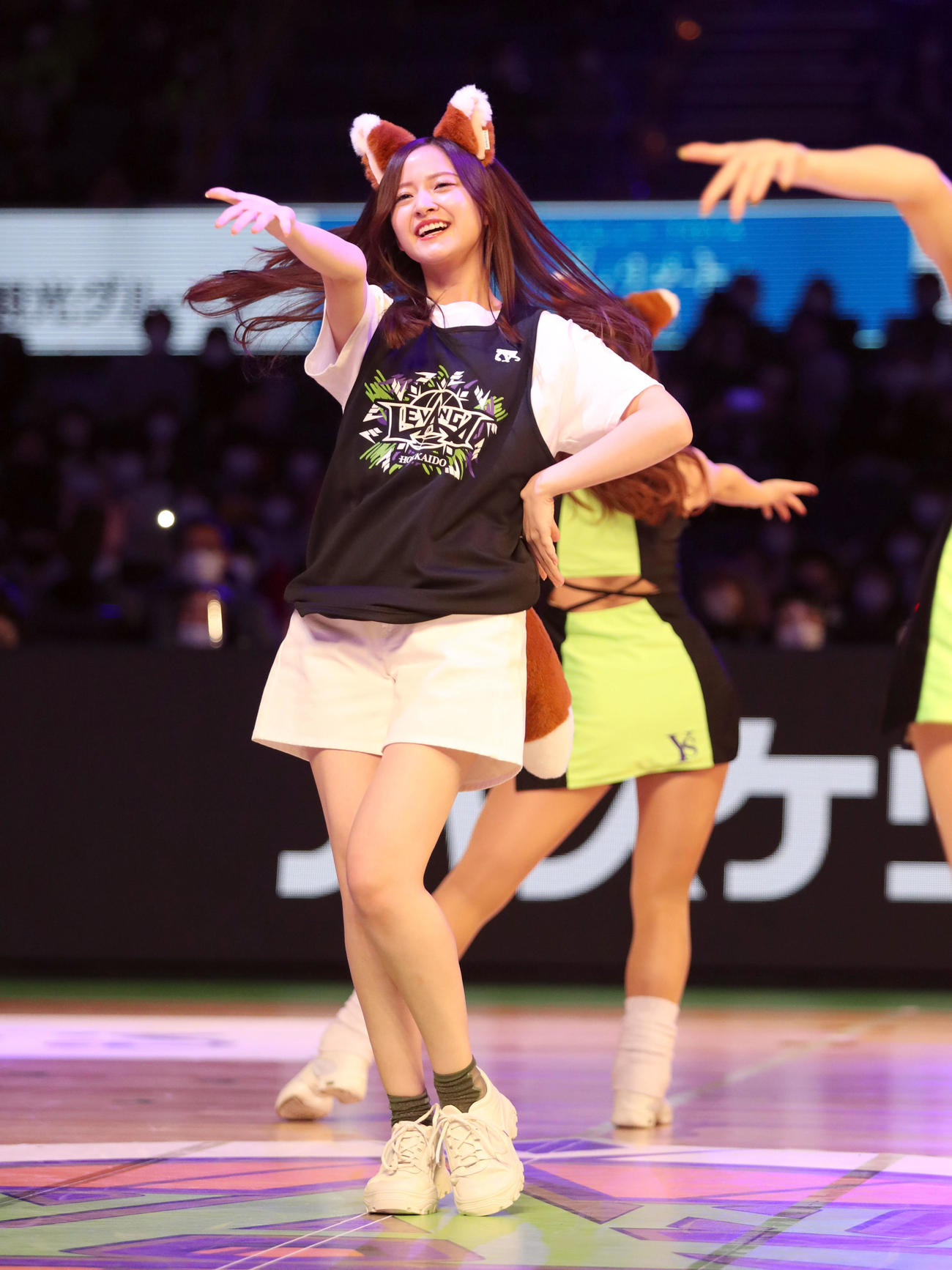 レバンガ北海道対広島　「きつねダンス」を披露する乃木坂46の金川紗耶（撮影・佐藤翔太）