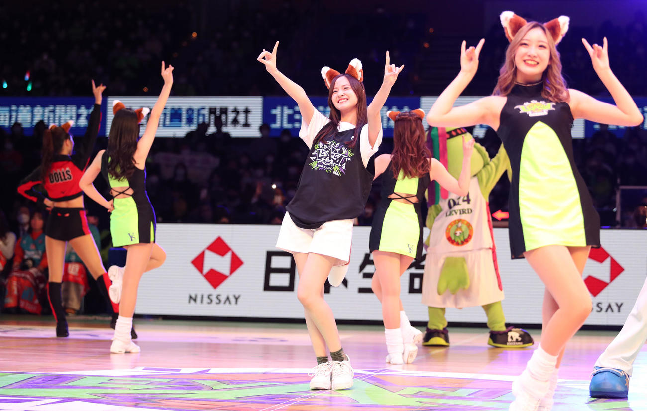 レバンガ北海道対広島　「きつねダンス」を披露する乃木坂46の金川紗耶（撮影・佐藤翔太）