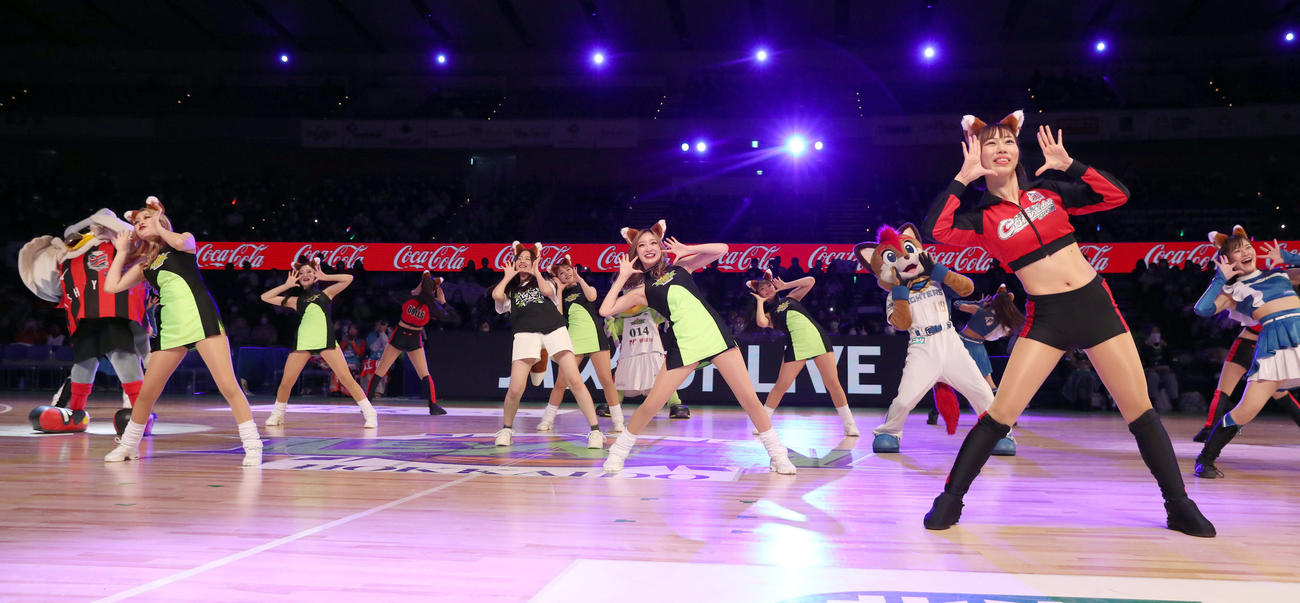 レバンガ北海道対広島　「きつねダンス」を披露する乃木坂46の金川紗耶（中央）とチアたち（撮影・佐藤翔太）