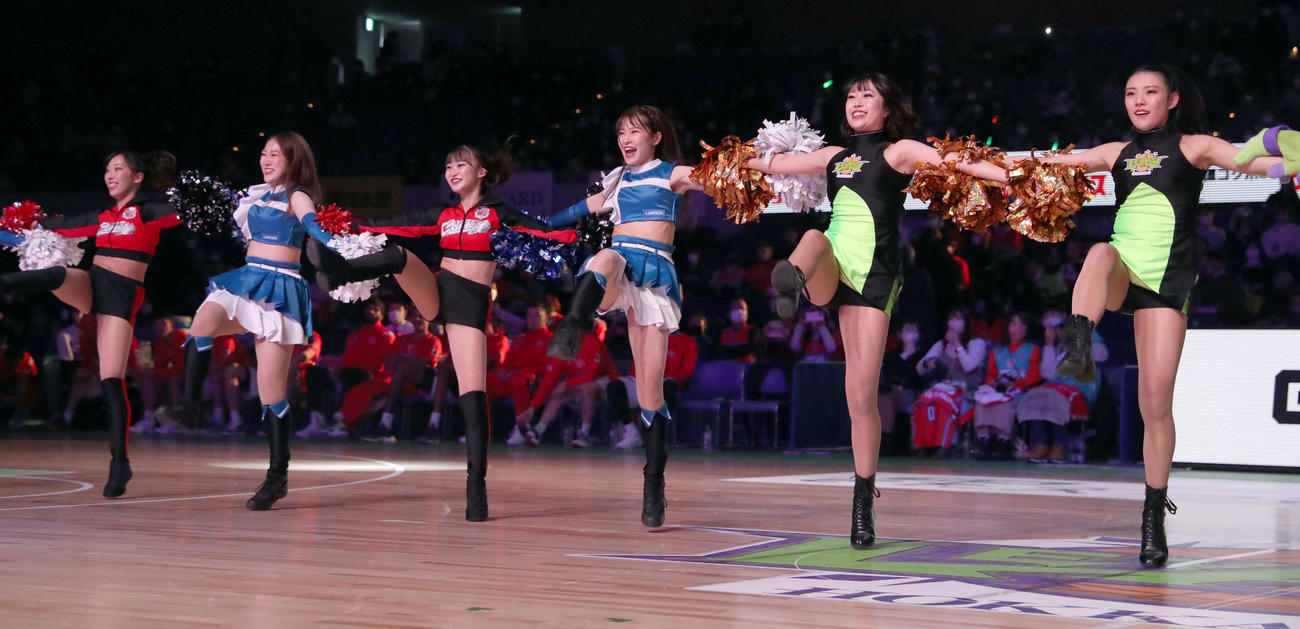 レバンガ北海道対広島　ダンスで会場を盛り上げるファイターズガールの浜野亜里紗（中央）らチアたち（撮影・佐藤翔太）