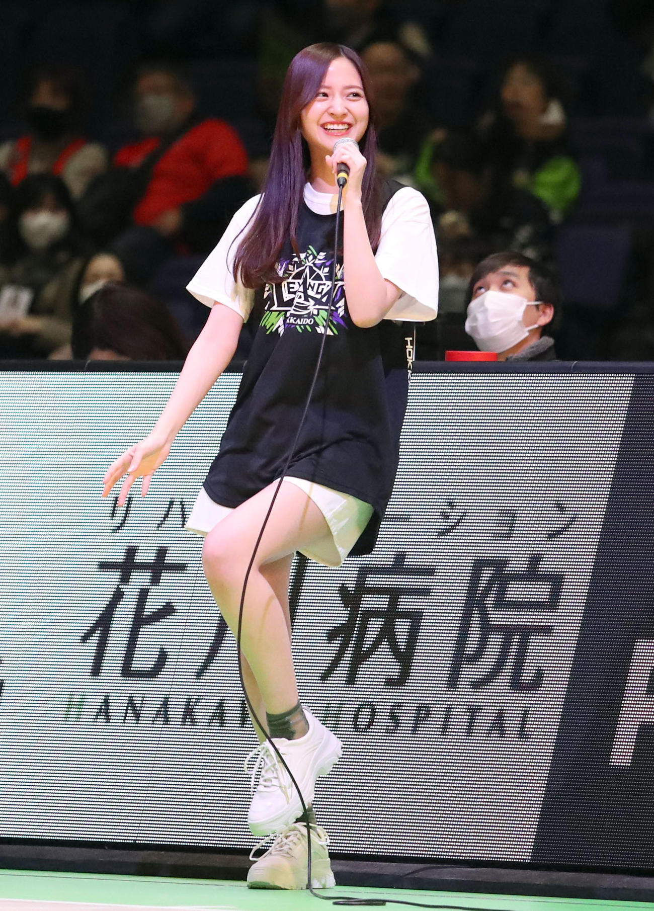レバンガ北海道対広島　試合前、トークをする乃木坂46の金川紗耶（撮影・佐藤翔太）