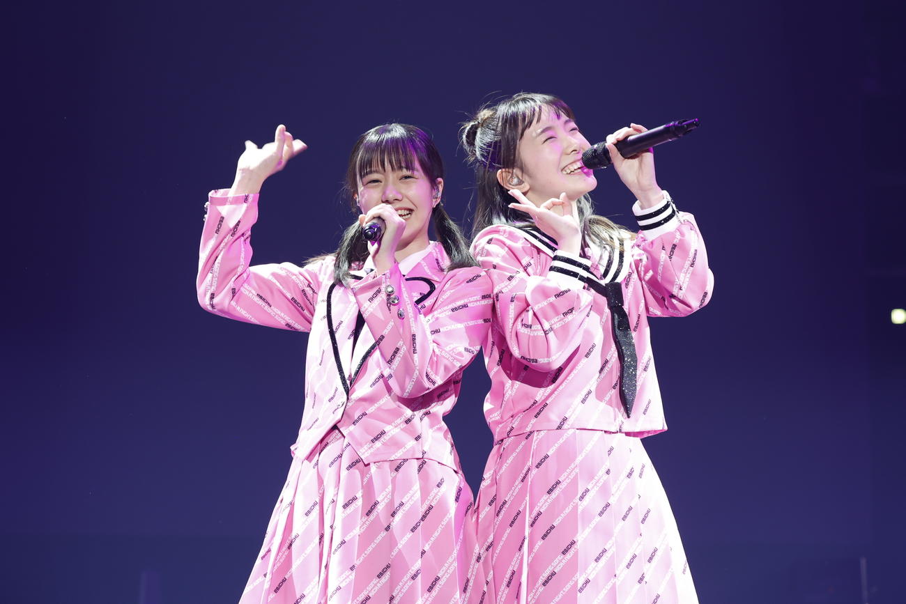 「私立恵比寿中学　New style　大学芸会～run in our ebichu family～」を開催した私立恵比寿中学の新メンバー仲村悠菜(左）と桜井えま