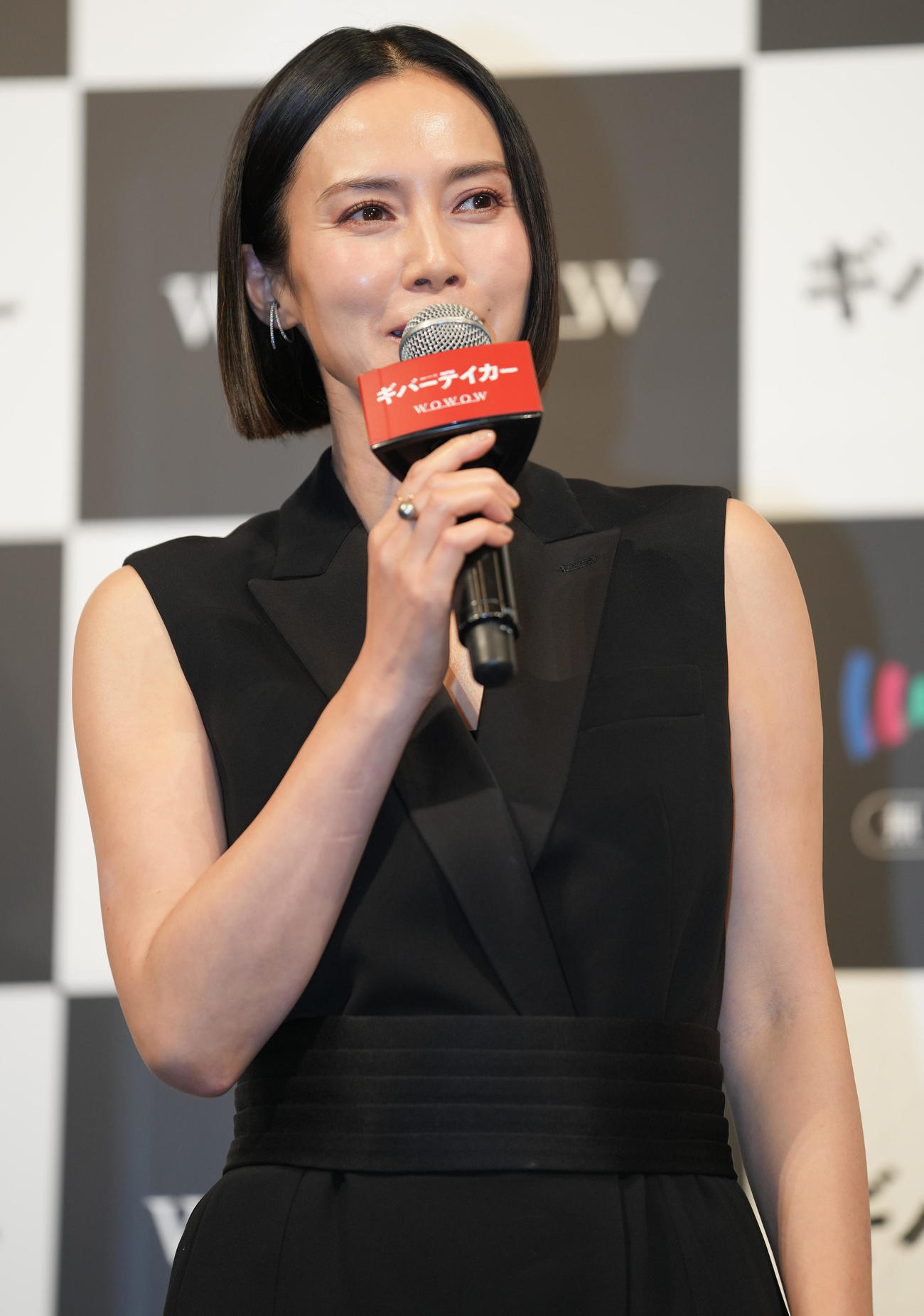 「連続ドラマW　ギバーテイカー」完成披露試写会であいさつする中谷美紀（撮影・鈴木みどり）