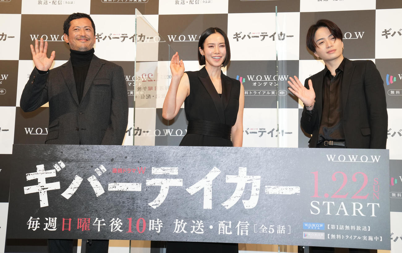 「連続ドラマW　ギバーテイカー」完成披露試写会のフォトセッションで手を振る、左から池内博之、中谷美紀、菊池風磨（撮影・鈴木みどり）