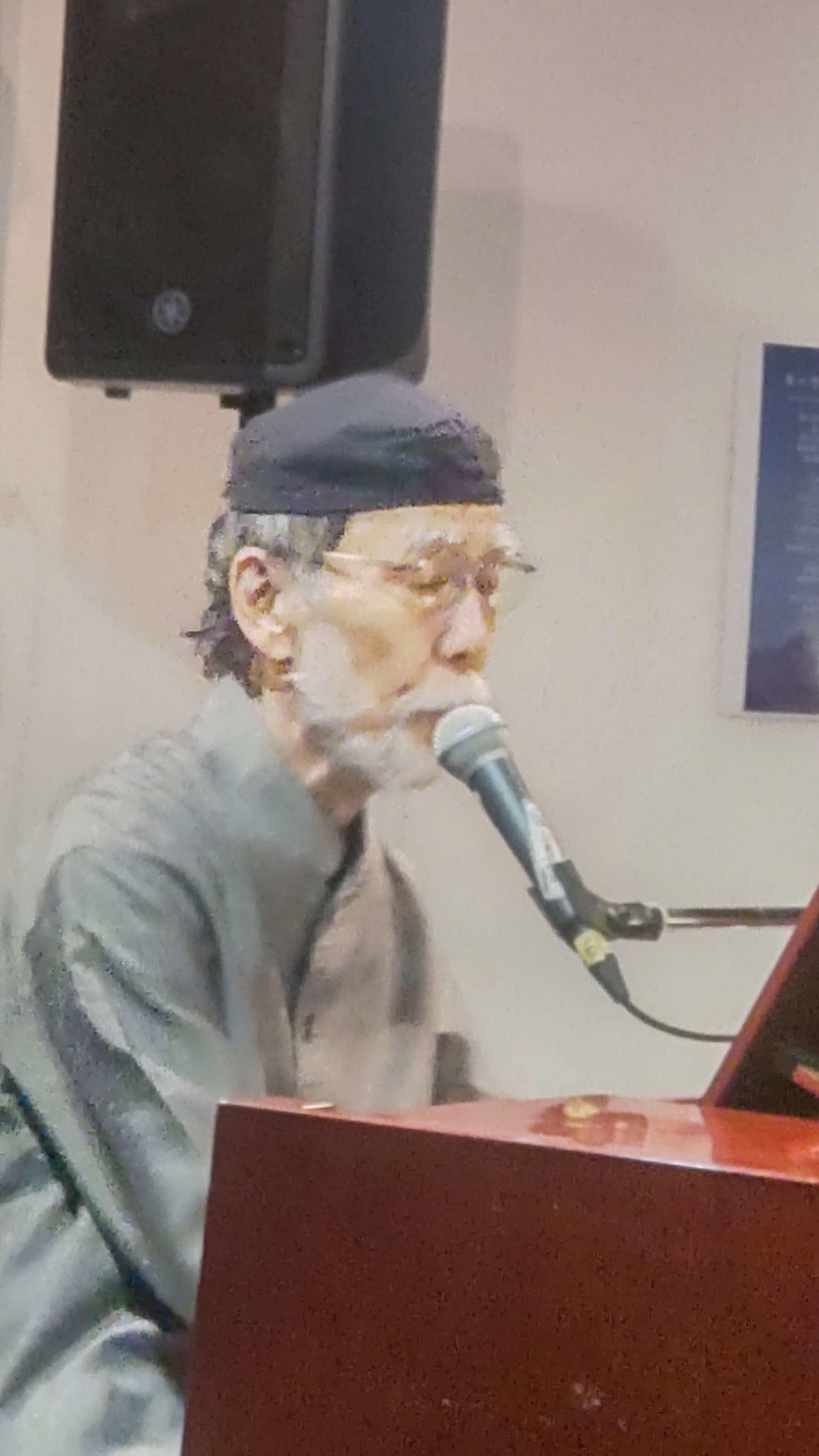 「河内兄弟ライブ」でピアノを弾きながら歌うクニ河内