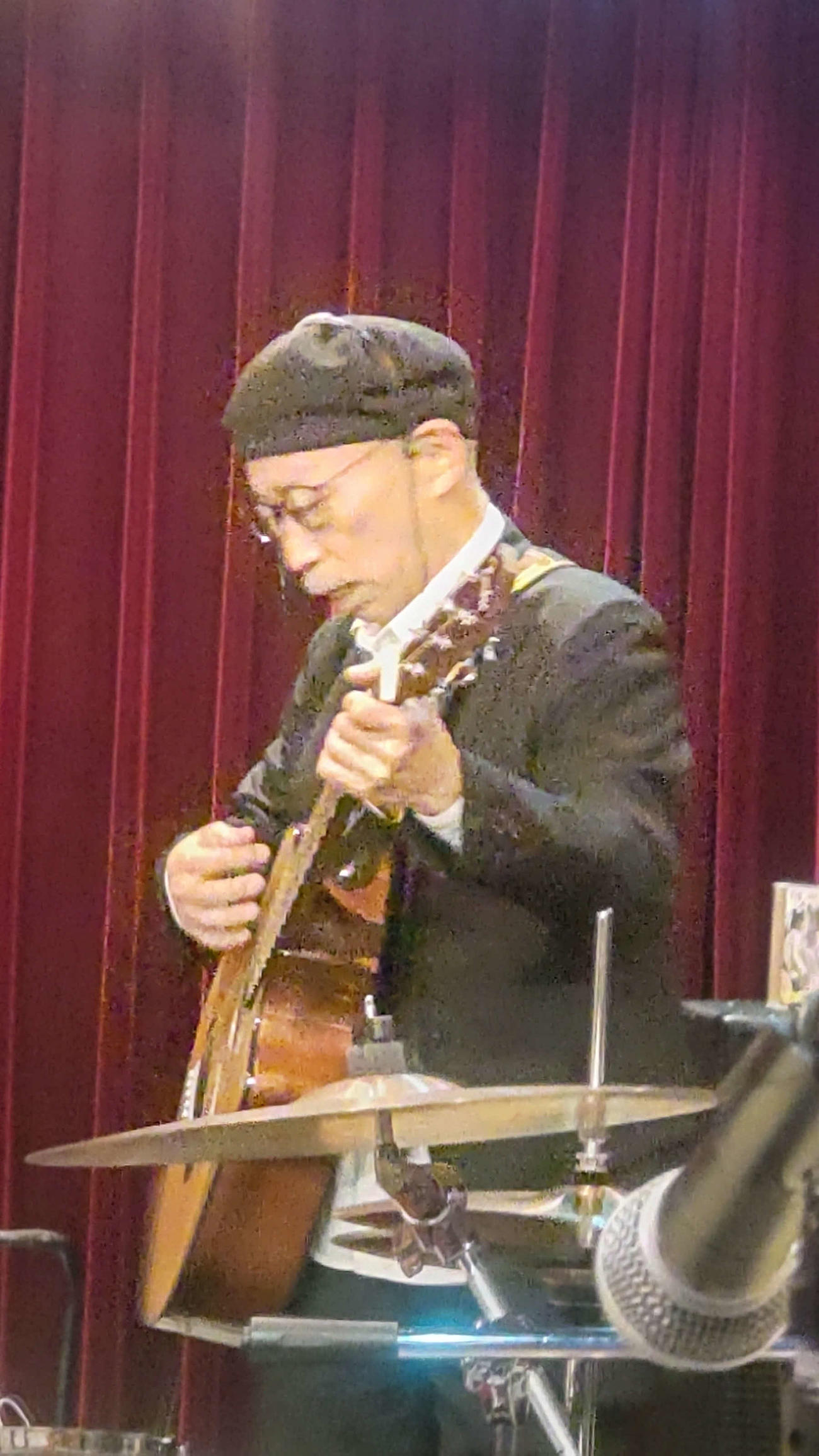 「河内兄弟ライブ」でギターを弾くチト河内