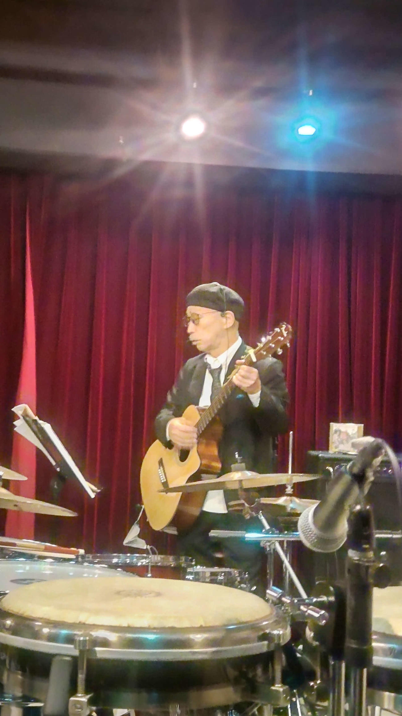 「河内兄弟ライブ」でギターを弾くチト河内