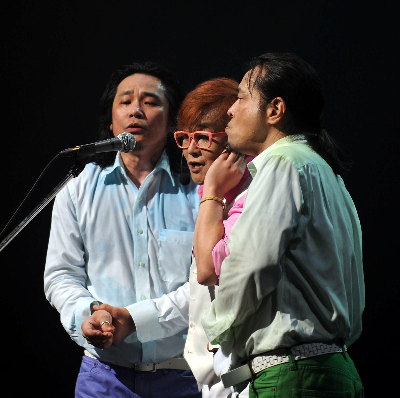 08年12月、ライブ「原色2008」で客席の声援を受けながら熱唱するC−C−Bの左から渡辺英樹、笠浩二さん、関口誠人