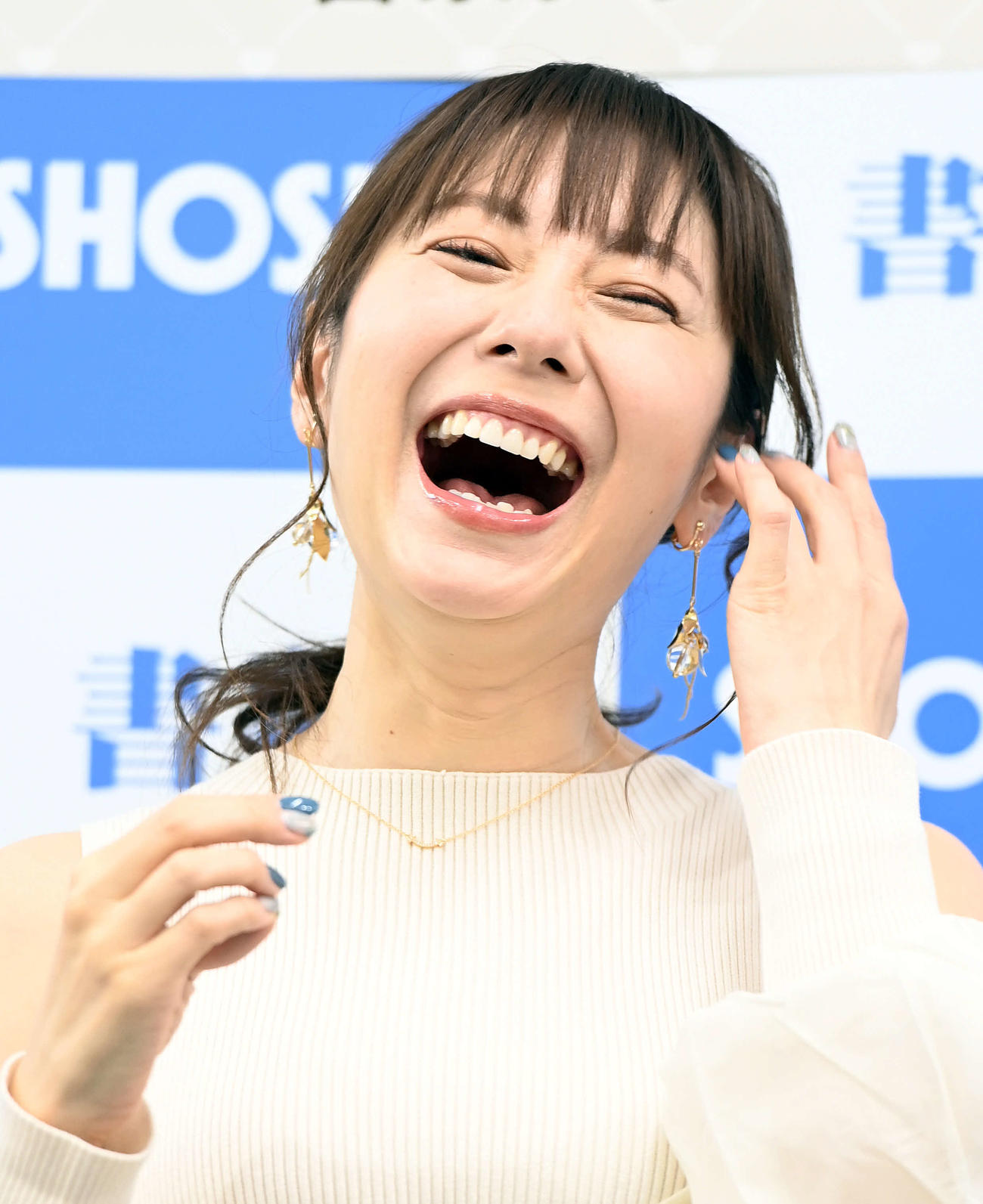 2023年のカレンダーについて記者の質問に答える麻美ゆま（撮影・たえ見朱実）
