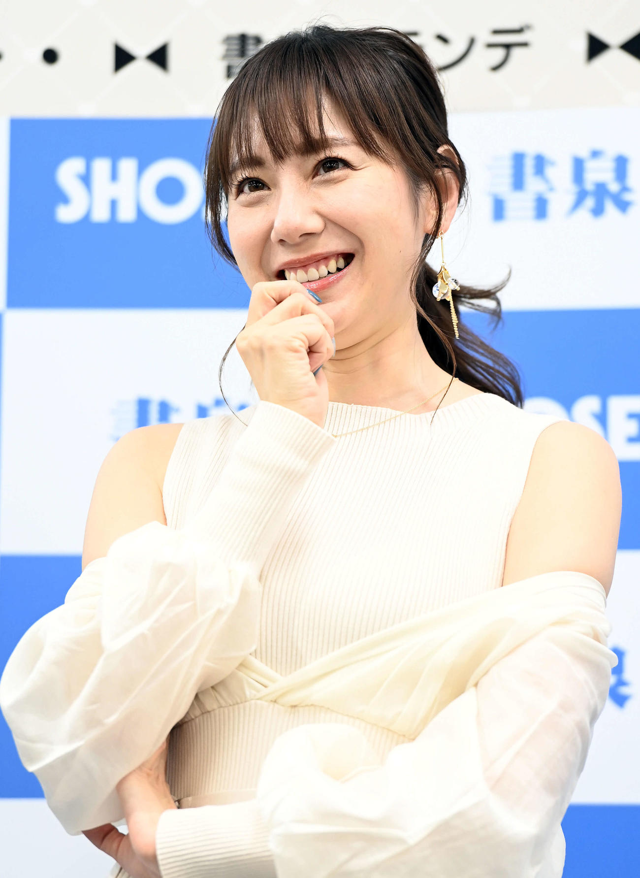 2023年のカレンダーについて記者の質問に答える麻美ゆま（撮影・たえ見朱実）