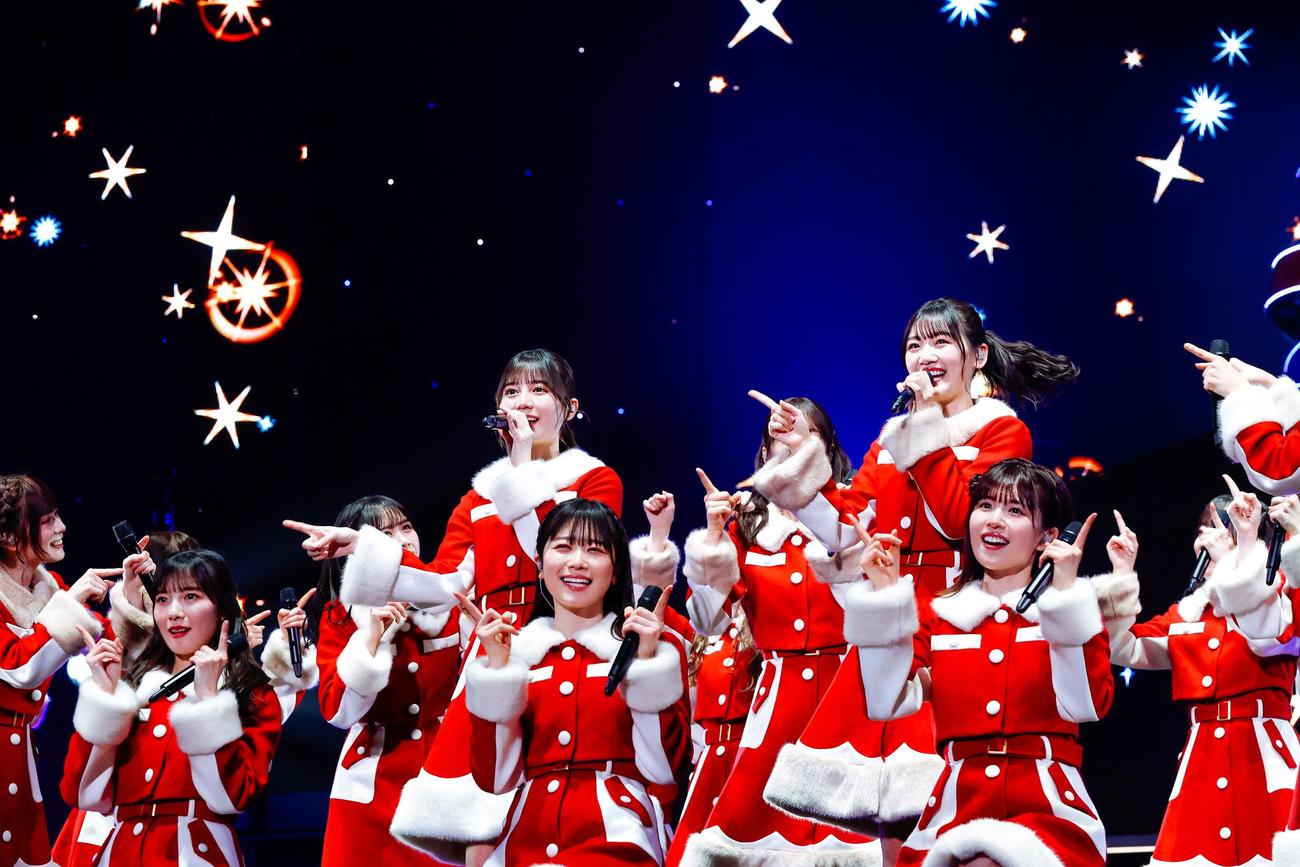クリスマスライブ「ひなくり2022」で、サンタ姿でパフォーマンスする日向坂46