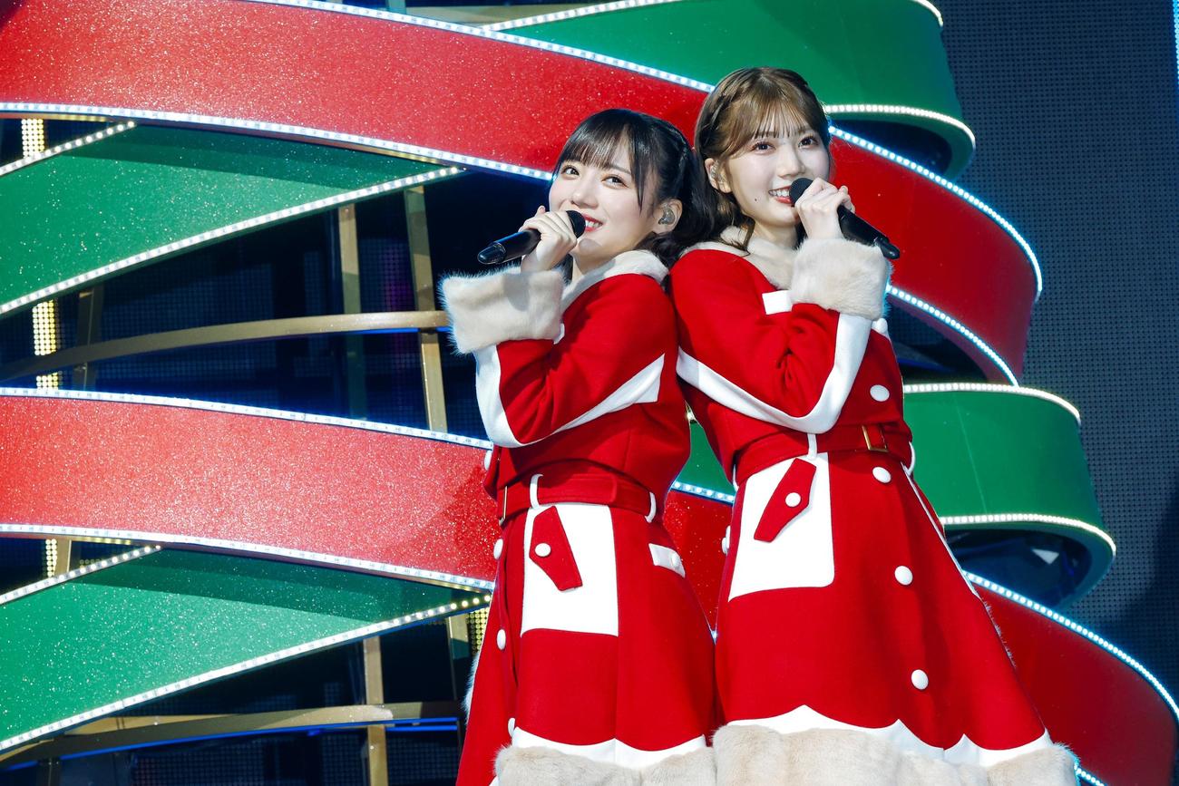クリスマスライブ「ひなくり2022」で、サンタ姿でパフォーマンスする日向坂46