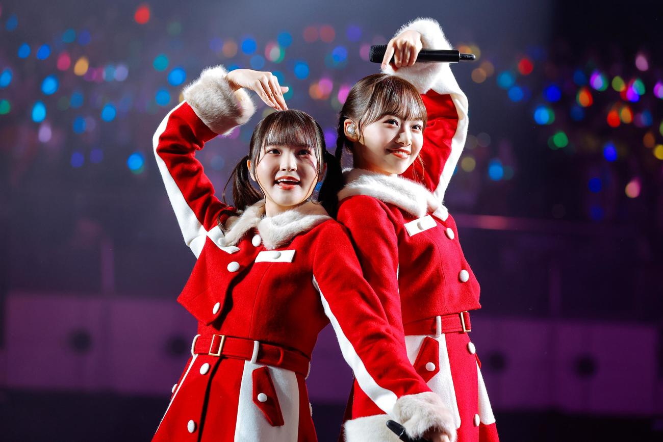 クリスマスライブ「ひなくり2022」で、サンタ姿でパフォーマンスする日向坂46