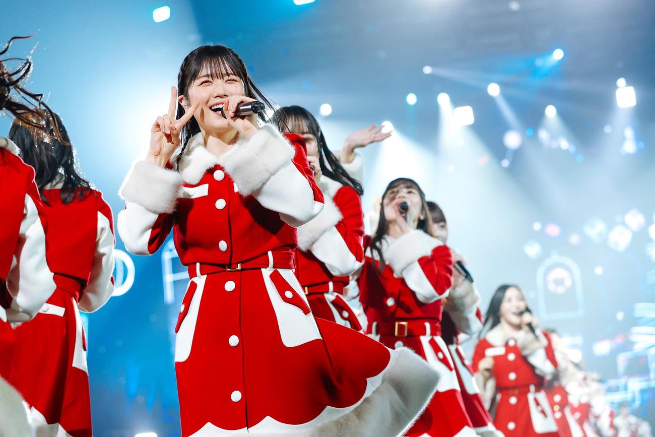 クリスマスライブ「ひなくり2022」で、サンタ姿でパフォーマンスする日向坂46